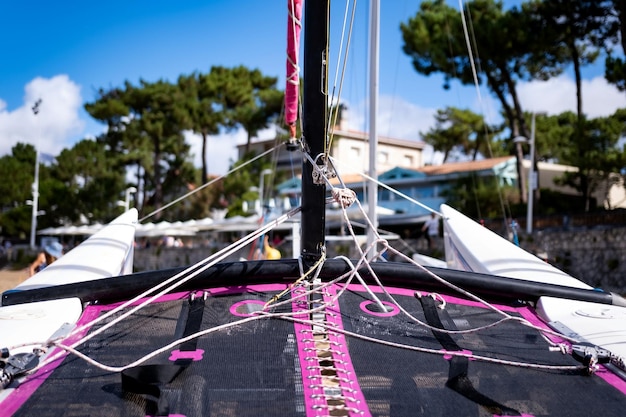 Pont de bateau sur la plage de la mer libre navire rose sur le littoral avec vue sur les maisons de vacances