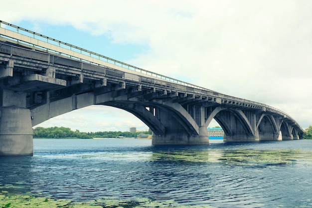 Pont en béton au-dessus de la rivière