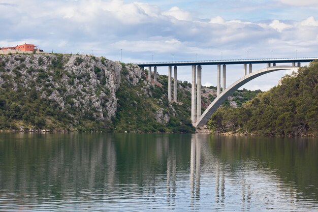 Pont en béton sur la baie de la mer. Prise de vue horizontale