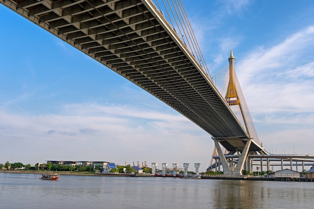 Pont de Bhumibol avec reflet de l'eau en Thaïlande