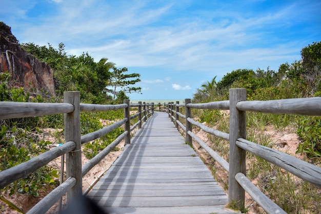 Pont en bois allant à la plage