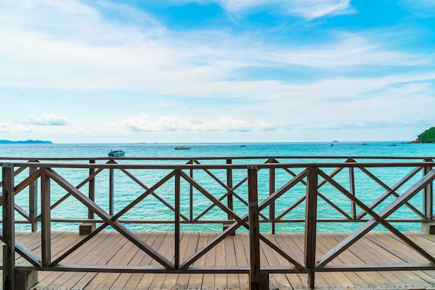 Pont en bois avec belle plage tropicale à Koh Larn à Pattaya