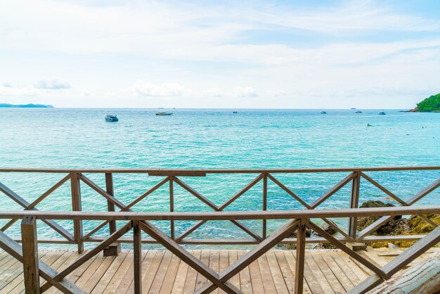 Pont en bois avec belle plage tropicale à Koh Larn à Pattaya