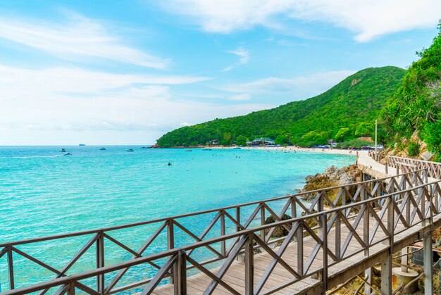 Pont en bois avec belle plage tropicale à Koh Larn à Pattaya