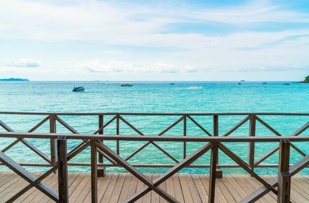 Pont en bois avec belle plage tropicale à Koh Larn à Pattaya