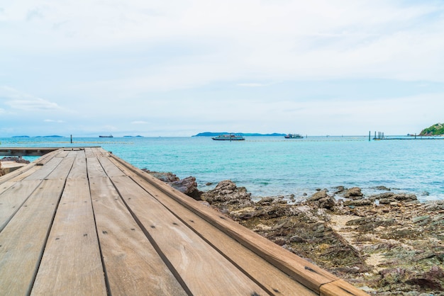 Pont en bois avec belle plage tropicale