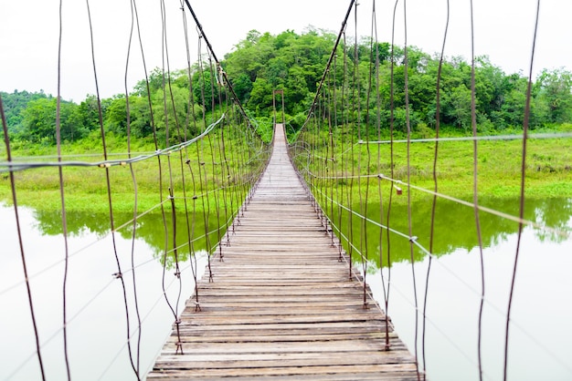 Pont en bois de corde dans le parc national de Kaeng Krachan, Phetchaburi, Thaïlande