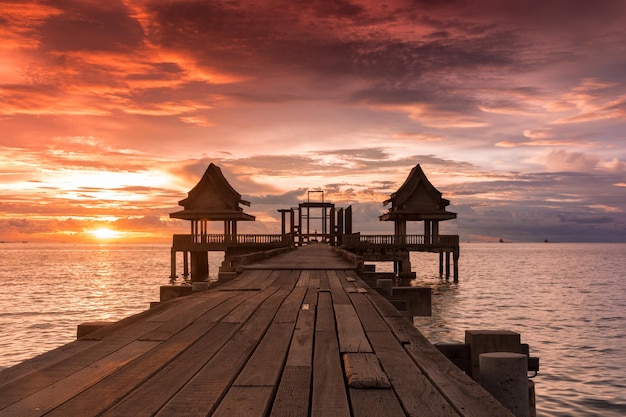 Pont en bois de coucher du soleil de crépuscule à l'attraction touristique de temple de Djittabhawan à Pattaya, Thaïlande