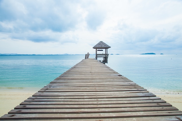 Photo pont en bois dans la mer.