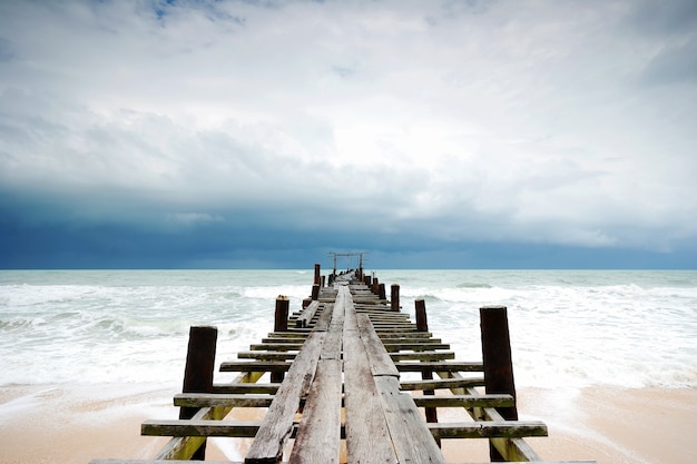 pont de bois dans la mer