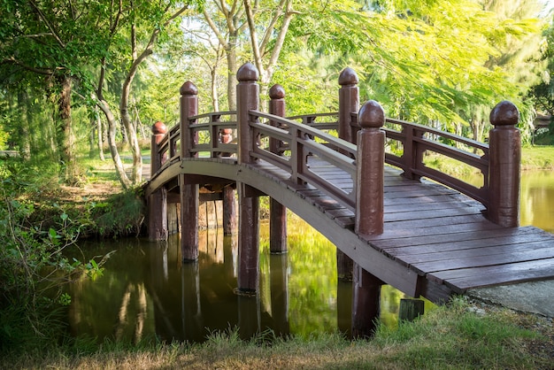 Photo pont en bois dans le parc public naturel