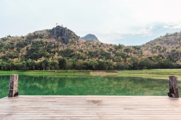 Pont en bois ou jetée avec montagne sur lac