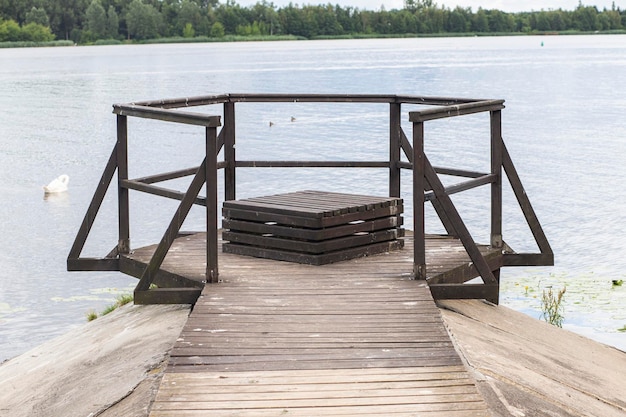 Photo pont en bois sur le lac bleu