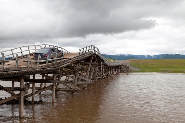 Pont en bois loufoque traversant l'Orkhon