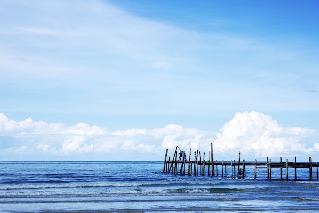 Pont en bois sur mer avec le ciel