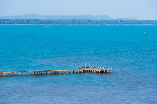 Pont en bois à la mer à Rayong, Thaïlande