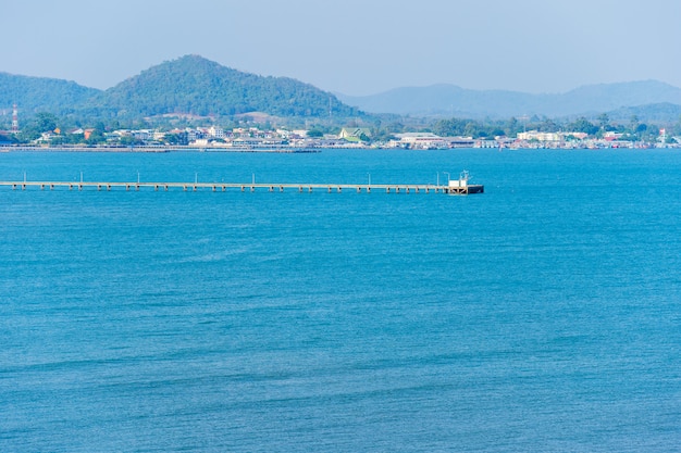 Pont en bois à la mer à Rayong, Thaïlande