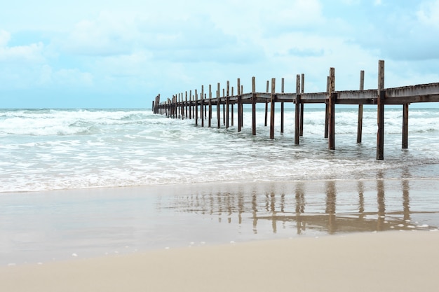 Pont en bois sur la mer. Voyage et vacances. Concept de liberté. Kood island à Trad province, Thai