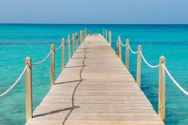 Pont en bois sur la mer. Voyage et vacances. Concept de liberté.