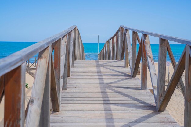 Photo un pont en bois qui a un panneau disant qu'il n'y a pas de citation