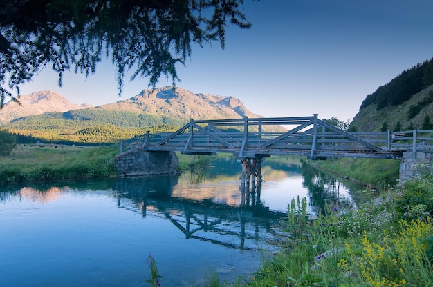 Pont en bois sur la rivière de montagne