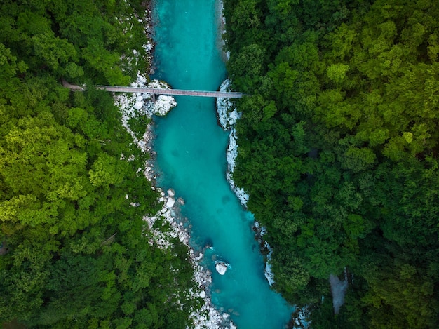 Pont en bois sur la rivière Soca en Slovénie image de drone de haut en bas