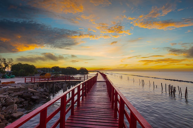 pont en bois rouge et mer le matin, le matin le pont rouge et le lever du soleil