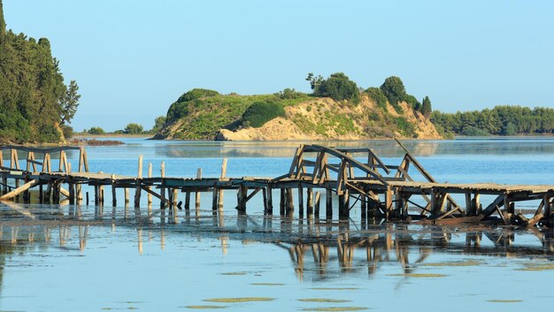 Pont en bois en ruine vers l'île de Zvernec (lagune de Narta, Vlore, Albanie).