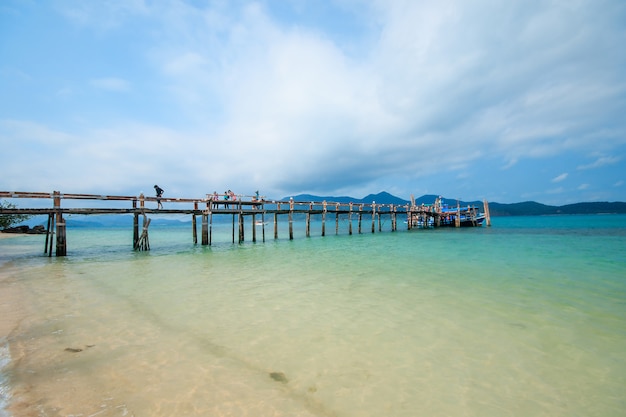 Pont en bois s&#39;étendant dans la mer