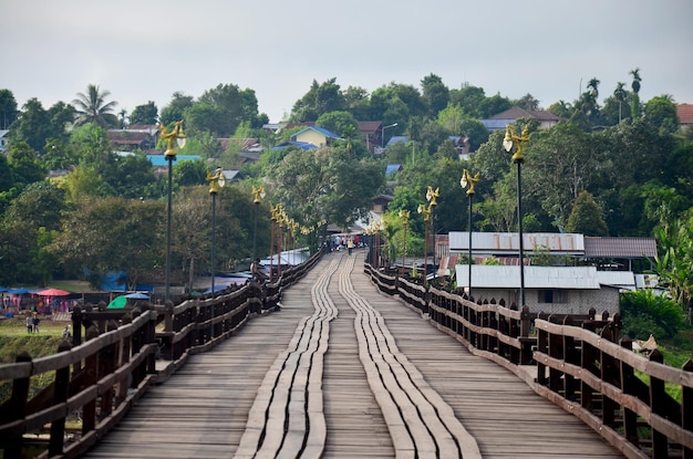 Pont en bois Saphan Mon le matin à Sangkhlaburi à Kanchanaburi Thaïlande