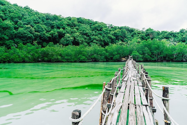 Pont en bois à Talet Bay à Khanom, Nakhon Sri Thammarat point de repère de voyage touristique en Thaïlande