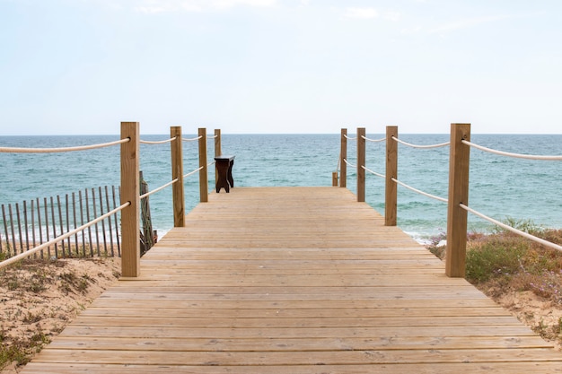 Pont en bois à travers les dunes de sable