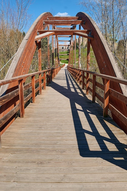 Pont en bois traversant la rivière Adaja dans la ville d'Avila Espagne