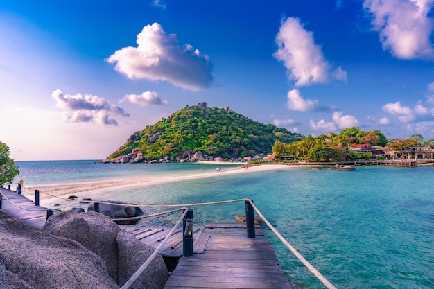 Pont en bois vers l'île de Koh Nang Yuan Surat Thani en Thaïlande