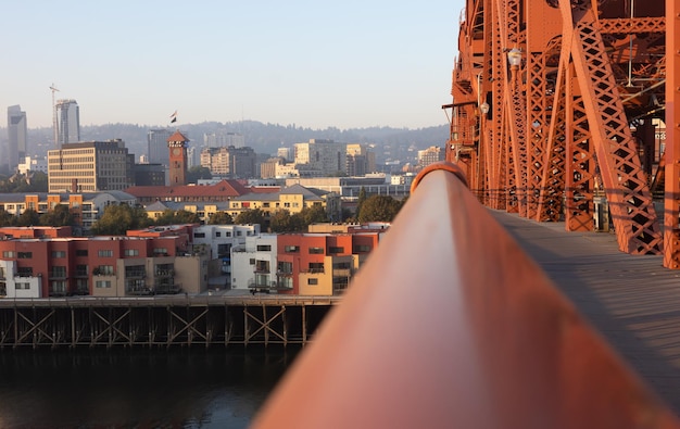 Le pont de Broadway à Portland peint en rouge