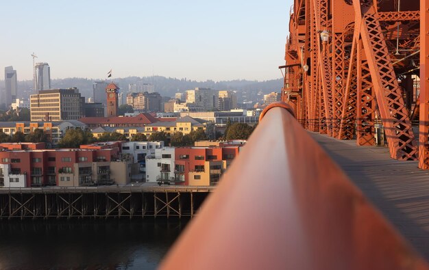 Le pont de Broadway à Portland peint en rouge