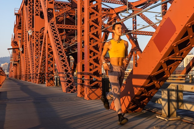 Le pont de Broadway à Portland peint en rouge