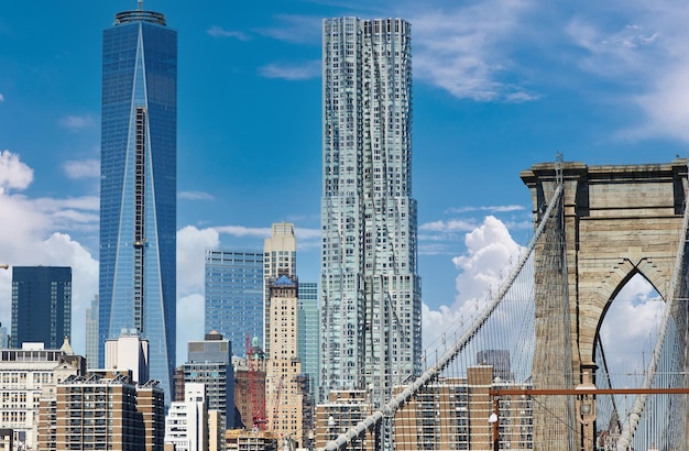 Pont de Brooklyn avec le bas de l'horizon de Manhattan