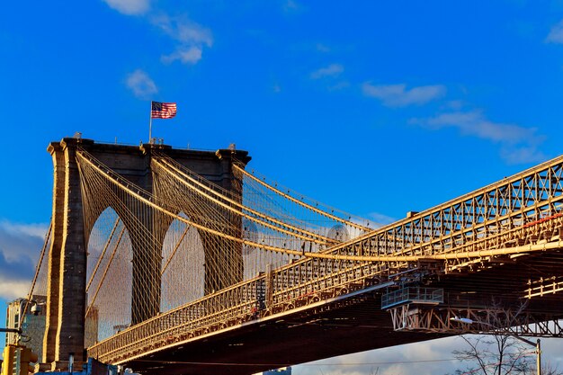 Pont de Brooklyn avec ciel bleu nuageux, New York