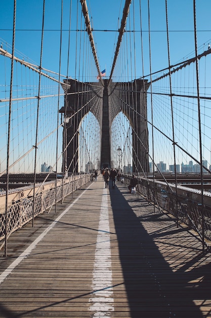 Le pont de Brooklyn contre le ciel bleu clair de la ville