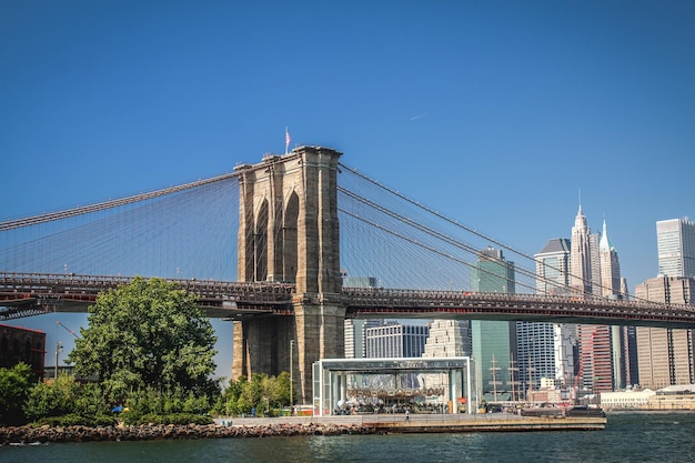 Le pont de Brooklyn sur l'East River contre un ciel bleu clair