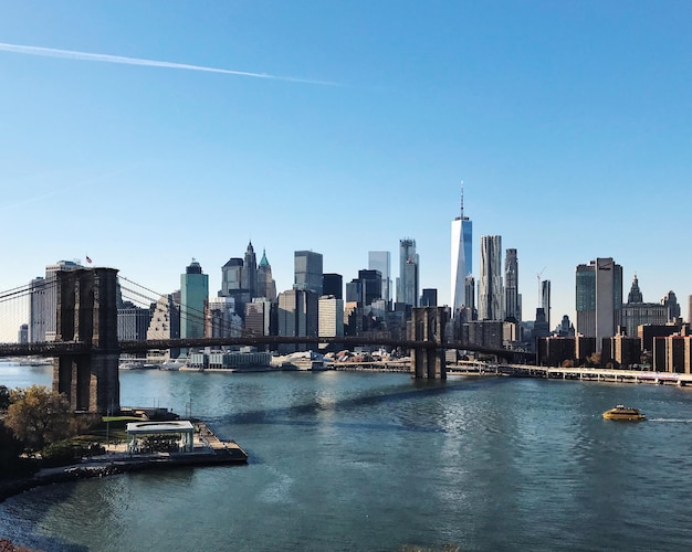 Le pont de Brooklyn et l'East River contre le ciel bleu de la ville