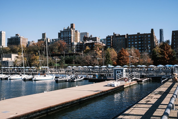 Le pont de Brooklyn est situé à la jetée 5 du parc.