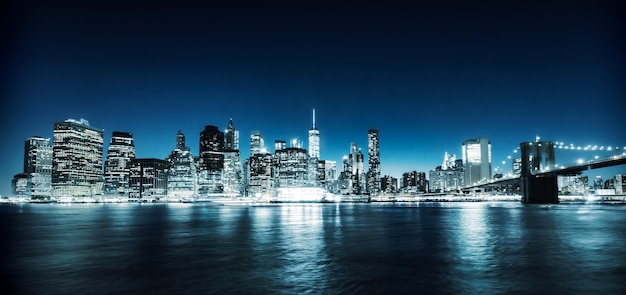 Pont de Brooklyn illuminé et Manhattan la nuit