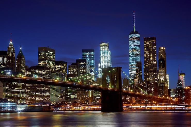 Photo le pont de brooklyn de new york et l'horizon de manhattan illuminés la nuit