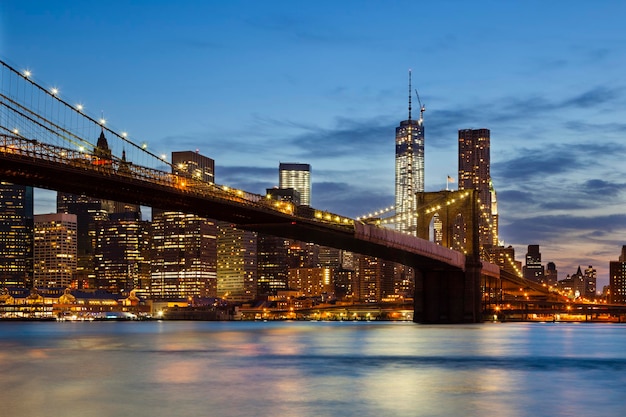 Pont de Brooklyn à New York la nuit