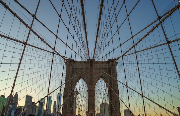 Pont de Brooklyn à new york avec une perspective géométrique au coucher du soleil.