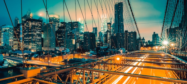 Sur le pont de Brooklyn la nuit avec la circulation automobile, New York.