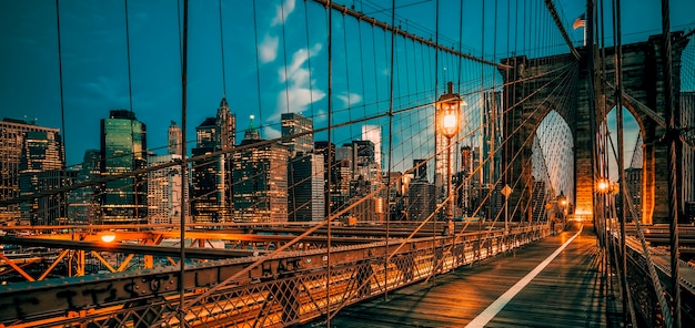 Pont de Brooklyn de nuit, New York, USA.