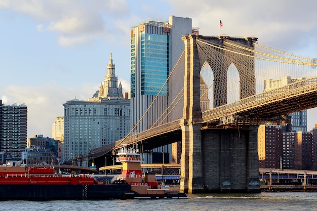 Pont de Brooklyn avec paysage urbain en arrière-plan